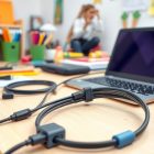 Organizacja kabli przy biurku dziecka: praktyczne sposoby na bezpieczeństwo i porządek w przestrzeni pracy