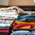 Jak skutecznie pakować ubrania do przeprowadzki, by oszczędzić miejsce i uniknąć zagnieceń