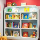 Jaki regał na książki dla dziecka wybrać, by łączył bezpieczeństwo, funkcjonalność i estetykę?