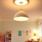 Oświetlenie sufitowe do pokoju dziecka: jak wybrać bezpieczną i funkcjonalną lampę wspierającą zabawę i naukę